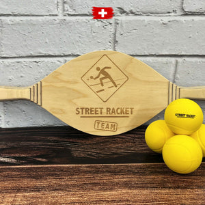 TEAM-RACKET, handgefertigt in der Schweiz, mit drei Bällen zur Veranschaulichung, ideal für Kooperationsübungen.