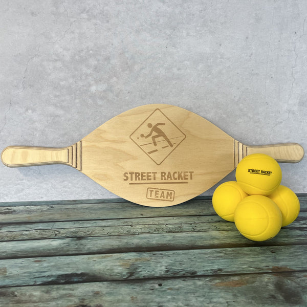 TEAM-RACKET mit drei Bällen zur Veranschaulichung, lokal in der Schweiz produziert.