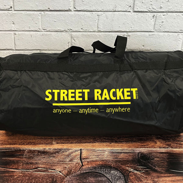 Grosse schwarze Street-Racket-Sporttasche mit Logo, gefertigt aus wiederverwerteter Blache.